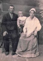 № К46. Колянин Филипп Деомидович Неронин с семьей. Фотография. 1915 г. Из личного собрания Р.С. Лопинцевой.
